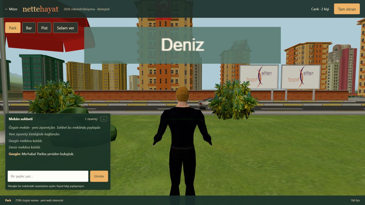 2026 web rekonstrüksiyonu · özgün park modelleri ve dokuları, yeni ziyaretçi kimlikleri ve canlı sohbet. Canlı sitede iki tarayıcı ile alınan görüntü.